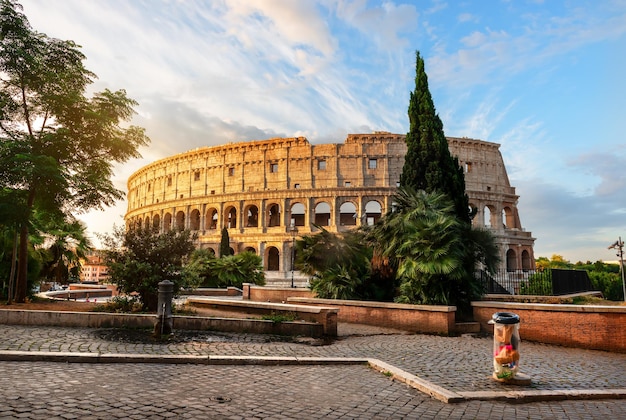 Premier lever de soleil sur le Colisée à Rome