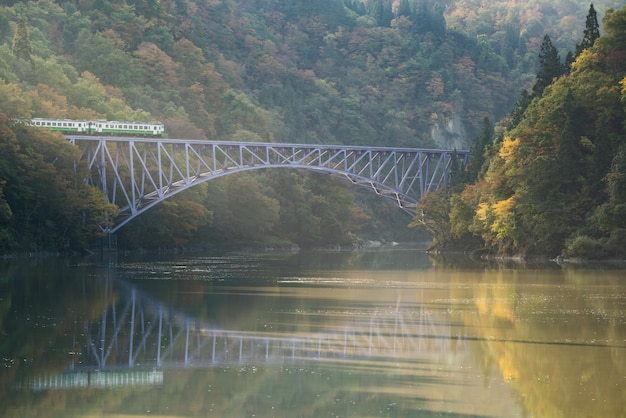 Photo premier pont de fukushima, rivière tadami, japon