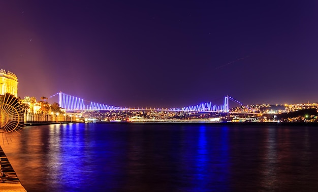 Premier pont d'Istanbul reliant l'Europe et l'Asie de nuit, Turquie