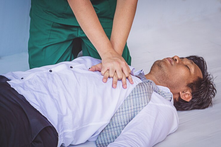 Premier secours d'urgence RCR sur crise cardiaque homme