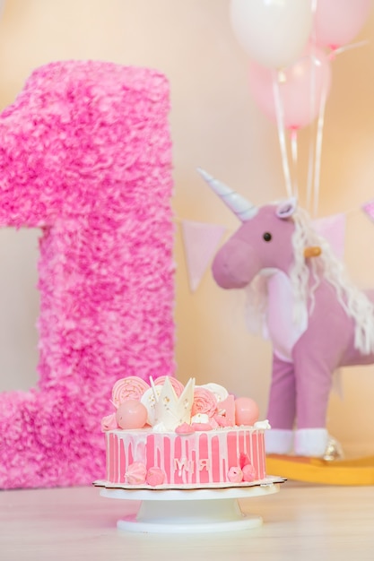 La première année du bébé est un gâteau. Mise au point sélective. Enfant.