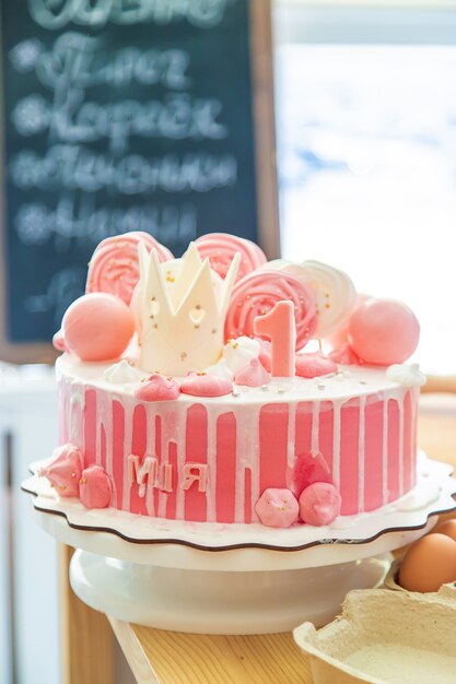 La première année du bébé est un gâteau. Mise au point sélective. Enfant.