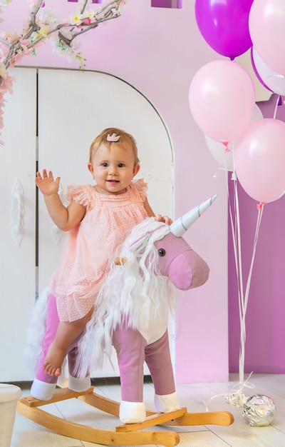 La première année du bébé est une séance photo. Mise au point sélective.