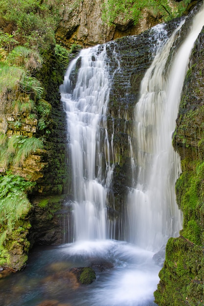 Première cascade des sources de la rivière Enna. Val Taleggio