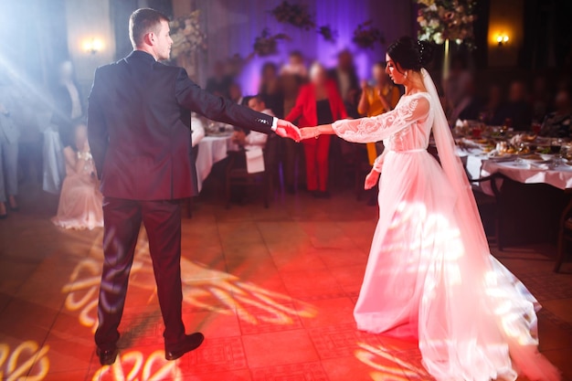 Première danse de mariage des jeunes mariés Heureux mariés et leur première danse dans un restaurant élégant.