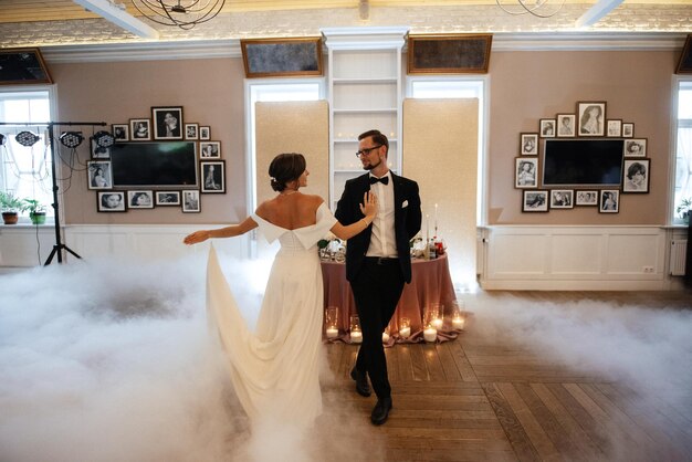 La première danse des mariés dans un restaurant