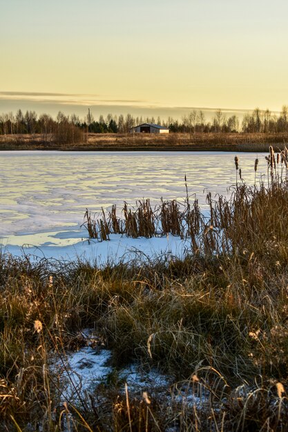 La première glace sur le soleil au coucher du soleil