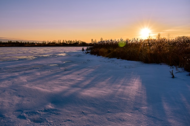 La première glace sur le soleil au coucher du soleil