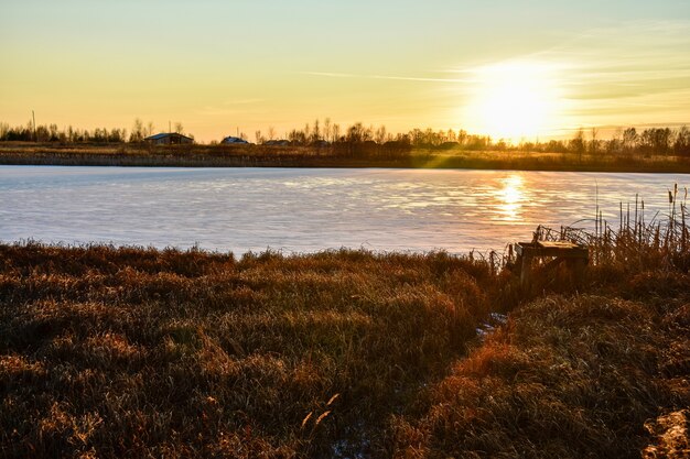 La première glace sur le soleil au coucher du soleil