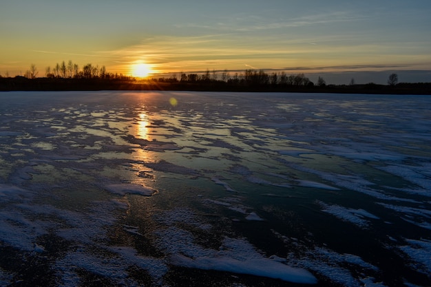 La première glace sur le soleil au coucher du soleil