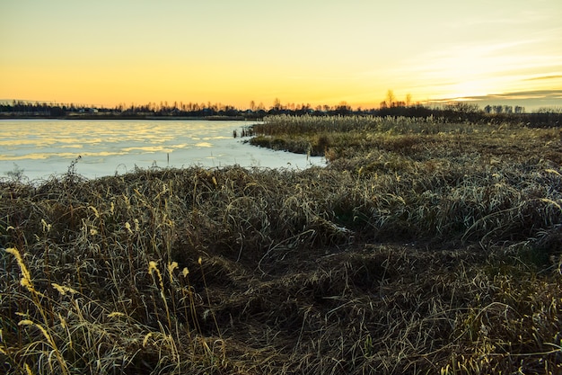 La première glace sur le soleil au coucher du soleil