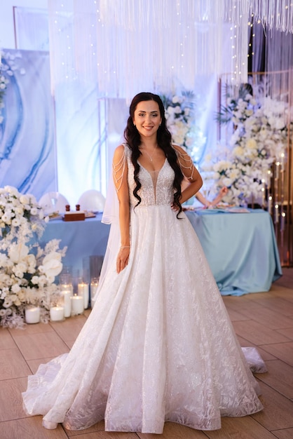 La première mariée de danse à l'intérieur d'un restaurant