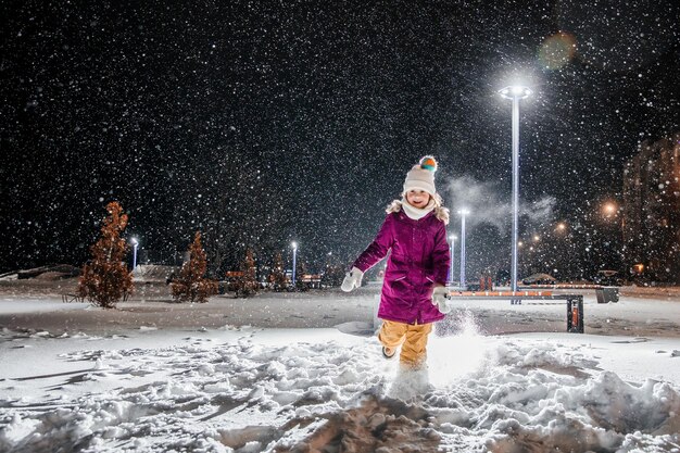 La première neige par une froide nuit d'hiver