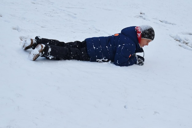 première neige pour les jeux Des enfants heureux pendant les vacances d'hiver Des enfants joyeux jouent à l'extérieur en hiver