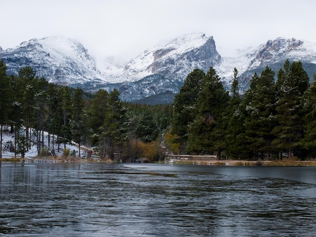 Première neige à Sprague Lake dans Rocky Mountain National Park, Colorado.