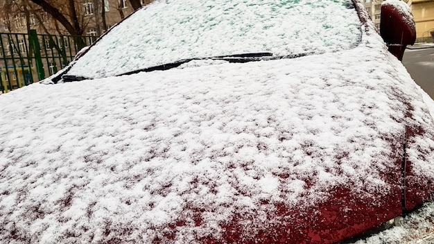 Première neige Voiture couverte de grésil