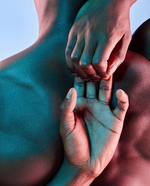 La première et la plus grande victoire est de se conquérir Photo d'un homme musclé posant sur un fond de studio