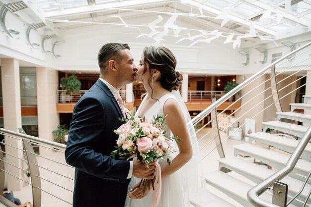 Photo la première rencontre et le baiser des mariés au mariage