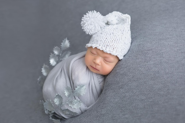 première séance photo. enfant nouveau-né. l'enfant est allongé sur une couverture grise