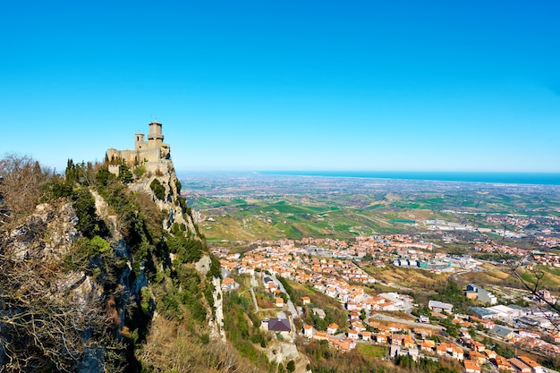 La première tour de Saint-Marin et Borgo Maggiore au pied du mont Titano, Saint-Marin