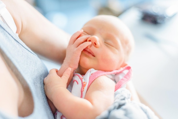 Premiers instants d'un nouveau-né dormant dans les mains de sa mère