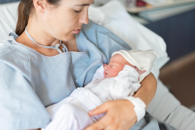 Premiers instants d'un nouveau-né entre les mains de sa mère dans un hôpital