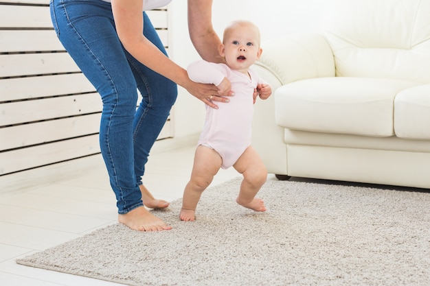 Premiers pas petite fille apprenant à marcher