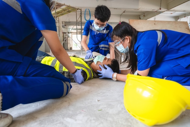 Premiers soins pour les blessures à la tête et pris en compte pour tous les incidents traumatiques du travailleur au travail. Formation aux premiers secours pour transférer le patient, perte de sensation ou perte de mouvement normal.