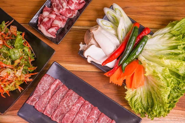 Premium Rare Tranches de bœuf Wagyu pour le barbecue de bœuf coréen un plat coréen populaire avec des légumes