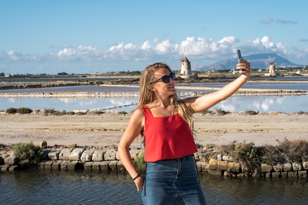 Prenant Selfie touristique à salines de Marsala Sicile Italie