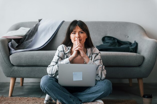 Prend une pause La jeune travailleuse indépendante est à l'intérieur de la maison pendant la journée