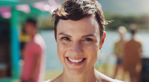 Prendre un bain de soleil est la recette du bonheur Photo d'une jeune femme souriante à l'extérieur