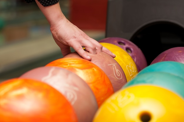 Prendre une boule de bowling