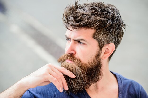 Prendre une décision difficile Homme barbu visage concentré Concept d'humeur réfléchi Faire des choix importants dans la vie Homme avec barbe et moustache réfléchi Hipster troublé avec barbe expression réfléchie