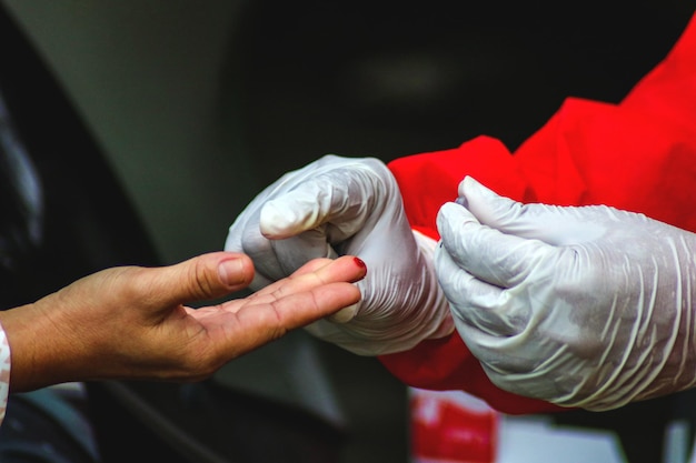 Prendre un échantillon de sang pour un test rapide