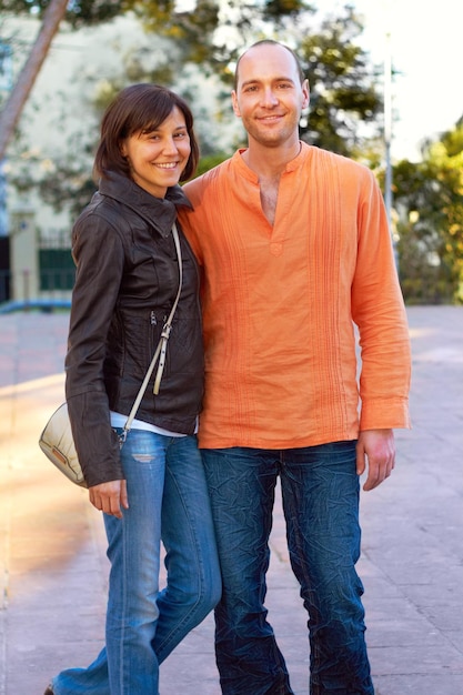 Prendre leur amour pour une promenade Photo d'un couple aimant profitant d'une journée ensemble