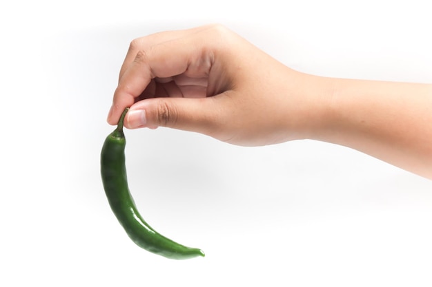 Photo prendre à la main du piment vert chaud isolé sur un fond blanc sur le chemin de coupe