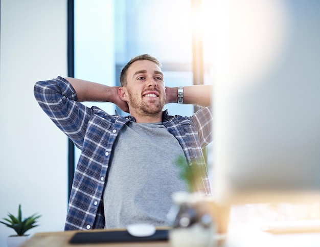 Prendre une pause est idéal pour augmenter la productivité Photo d'un jeune homme d'affaires se relaxant à son bureau