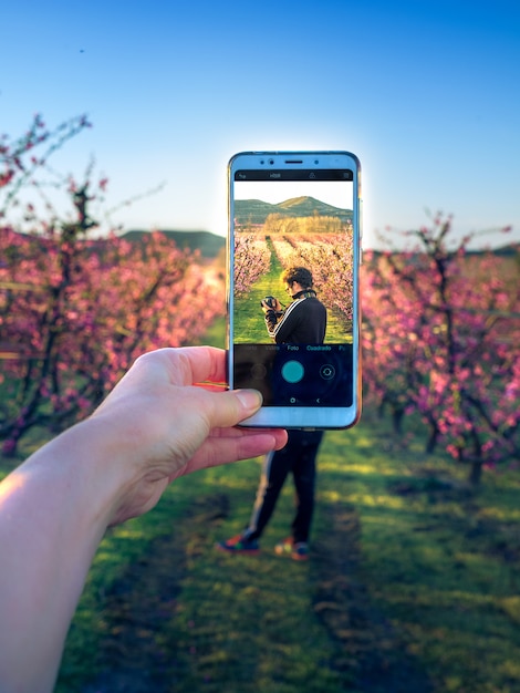 Prendre une photo par téléphone d'un photographe. Mise au point sélective.