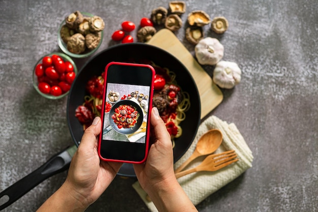 Prendre une photo de spaghettis avec un téléphone portable