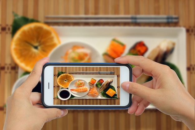 Prendre une photo de sushi avec un smartphone