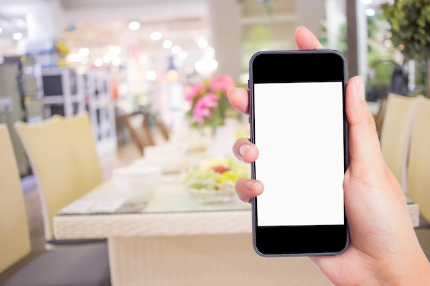 Prendre une photo avec un téléphone intelligent dans la salle à manger de l'arrière-plan