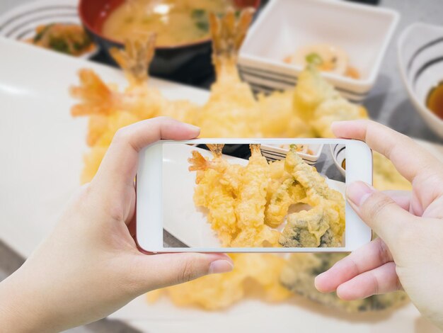 Prendre des photos de crevettes tempura sur plaque blanche, cuisine japonaise