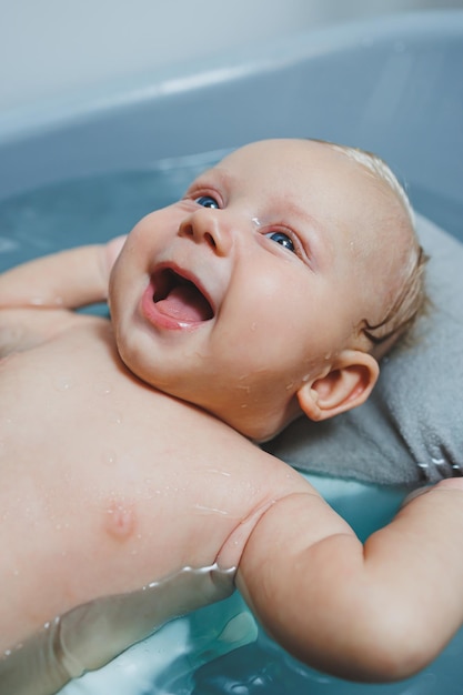 Prendre soin d'un nouveau-né Baigner le bébé Baigner un bébé dans une baignoire Les premiers bains des bébés