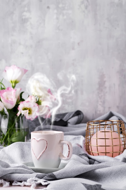 Prendre Une Tasse De Café Avec Du Chocolat, Des Fleurs Et De La Bougie Sur Une Couverture Au Lit.