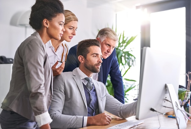 Prendre le temps de comprendre la psychologie de leurs clients Photo de gens d'affaires travaillant ensemble sur un ordinateur dans un bureau