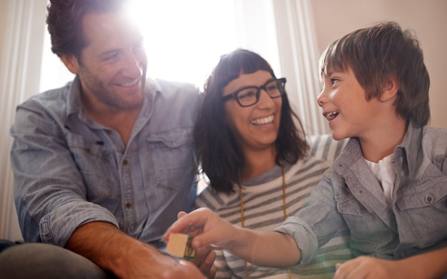 Prendre le temps d'écouter Une mère et un père assis avec leur fils