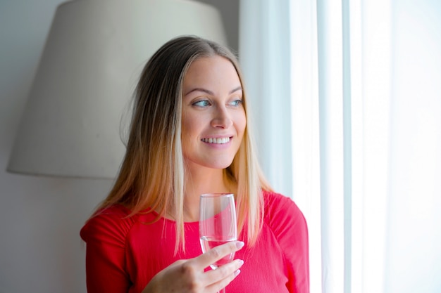 Photo prendre un verre à la maison