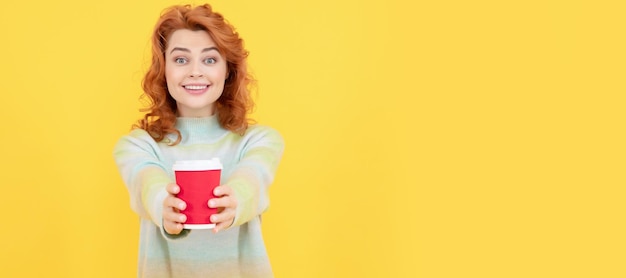 Prends cette heureuse femme aux cheveux rouges boit du café à emporter boisson joyeuse fille buvant du thé