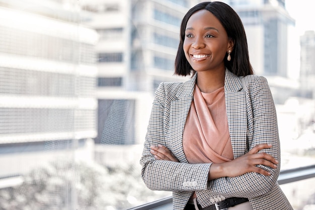 Prenez en main vos rêves. Photo d'une jeune femme d'affaires confiante appuyée contre une fenêtre.